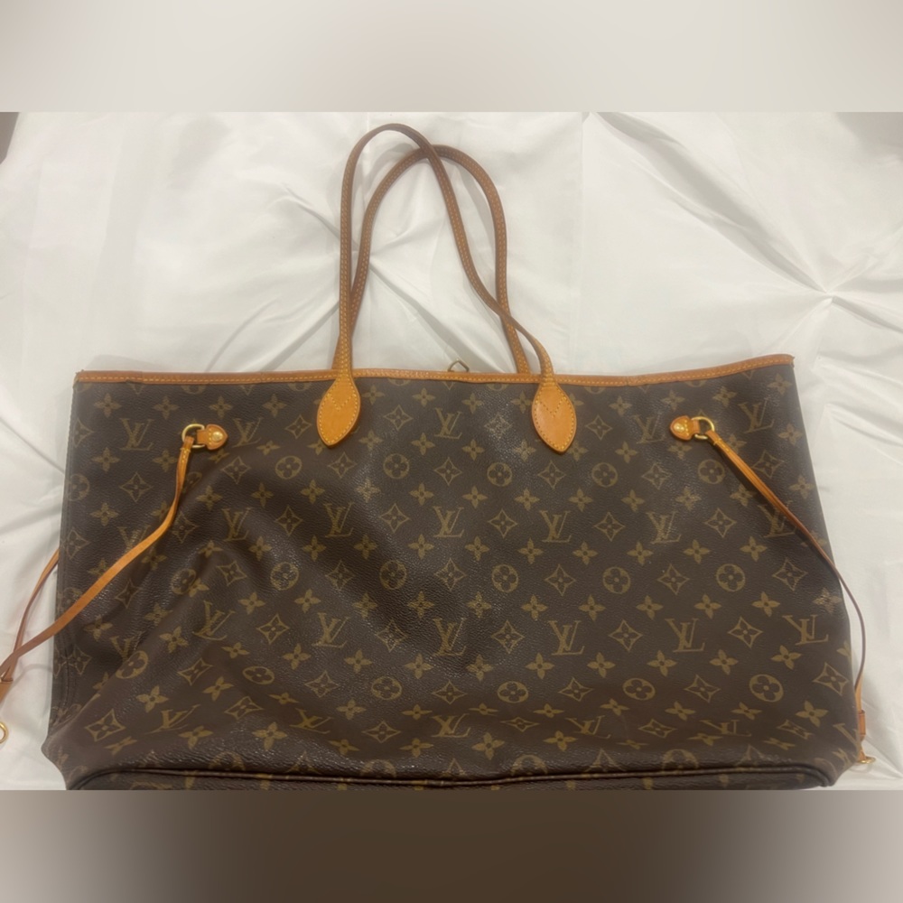 Louis Vuitton GM Neverfull- Heavily Used